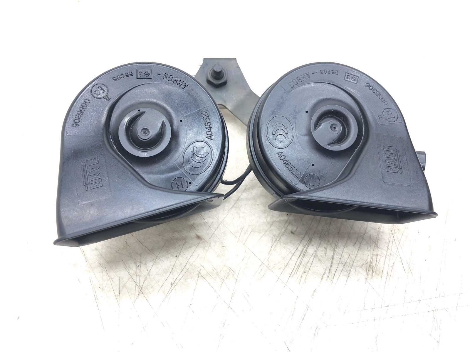 ASTON MARTIN RAPIDE HIGH & LOW NOTE TONE SIGNAL HORN SET W/BRACKET AD23-13A803BA