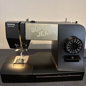 Toyota Super Jeans Nähmaschine - Super J15 - kaum benutzt mit elektrischem Pedal