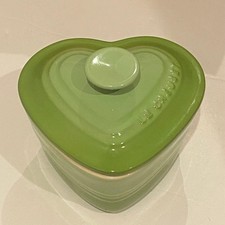 Contenedor de almacenamiento de frutas Le Creuset verde en forma de corazón de 10 cm usado
