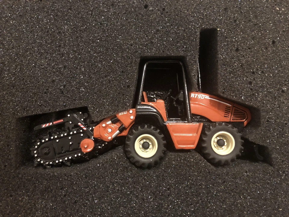 ERTL 2002 Racing Champions - Tractor Ditch Witch RT90 - Escala 1:50 - Nuevo de Lote Antiguo Foto 4 de 4