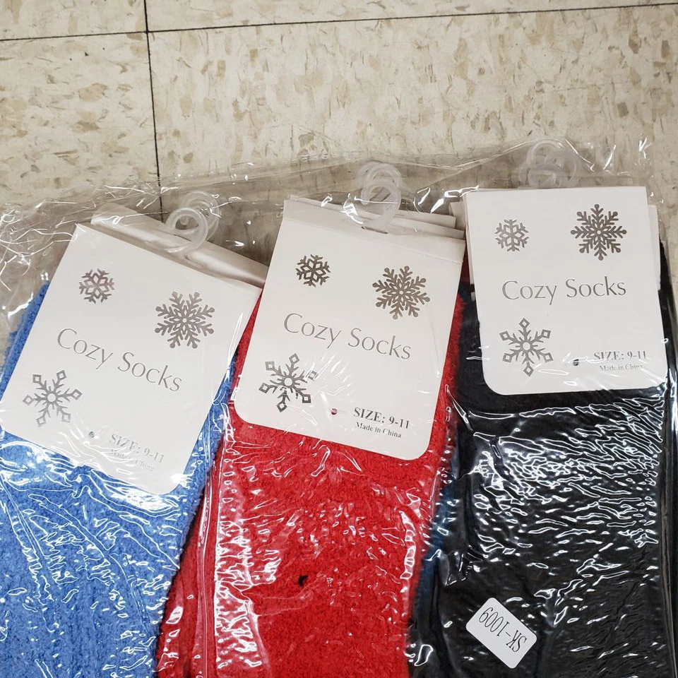 Lote Atacado de 240 Pares de Meias Femininas Coloridas Macias Fuzzy Crew Chinelo com Aperto - Imagem 3 de 3