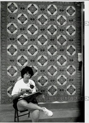 1990 Press Photo Lynn Heady of Hands Across the Valley Quilters Guild of Amherst