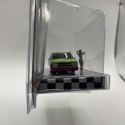 M2 Machines M2 Truckin 1990 Chevrolet C1500 SS 454 Diorama - Picture 9 of 10