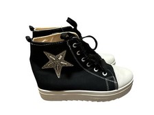 Zapatillas de plataforma altas negras con acento de estrella de estrás