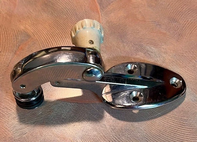 OE Volkswagen Right Quarter Window Latch for 65-74 Bug, Super Beetle Foto 2 de 2