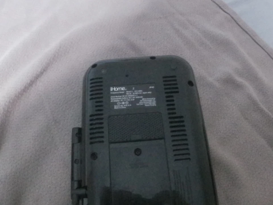 iHome Folding Speaker Dock Clock Radio iP45 - Image 3 of 4