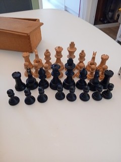 Staunton Buchsbaum Schachspiel. König 9 cm groß Komplettsatz Papieretikett fehlt.