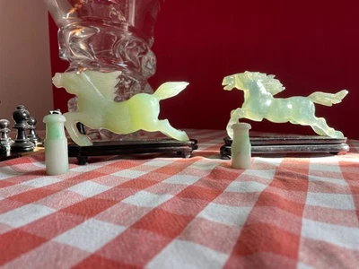 Deux petits chevaux en jade de couleur verte sur socle en bois Chine XXe siècle, - Photo 1/3