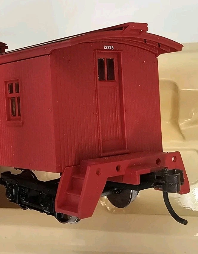 932-7564 Walthers CB&Q 30' 4-Window Caboose (Missing Parts) - Image 4 of 4