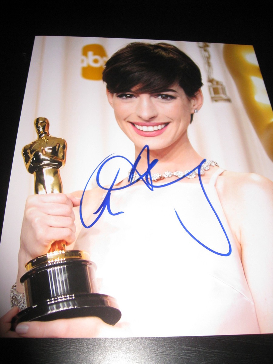ANNE HATHAWAY SIGNED AUTOGRAPH 8x10 PHOTO LES MISERABLES IN PERSON