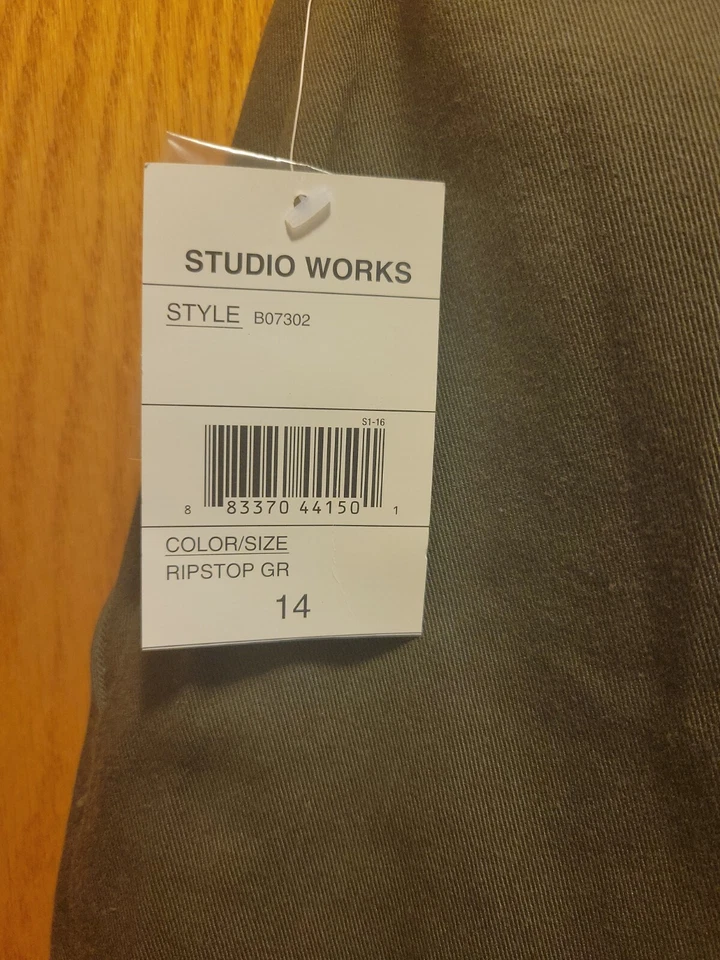 Studio Works Women's Shorts Size 14 Olive Green High Waist Inseam 6.5" NWT - Image 4 of 4