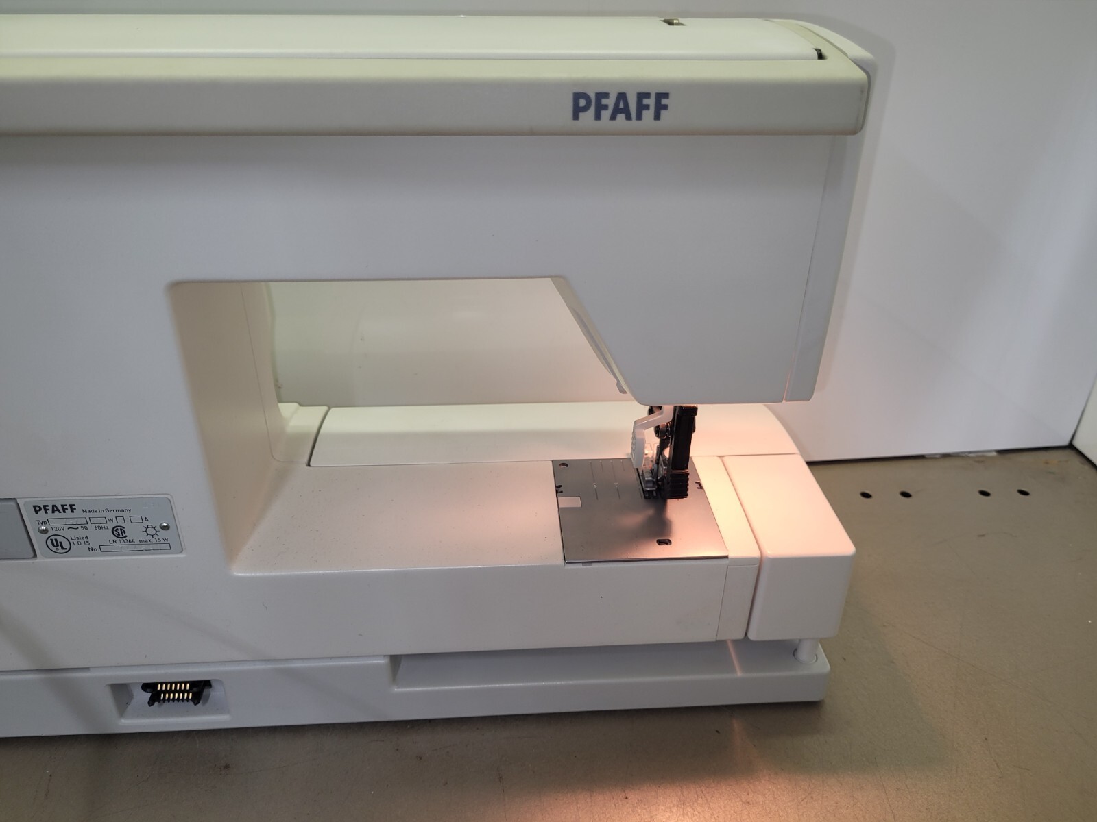 PFAFF Creative 7570 Sewing Machine. In Great Working Condition. With