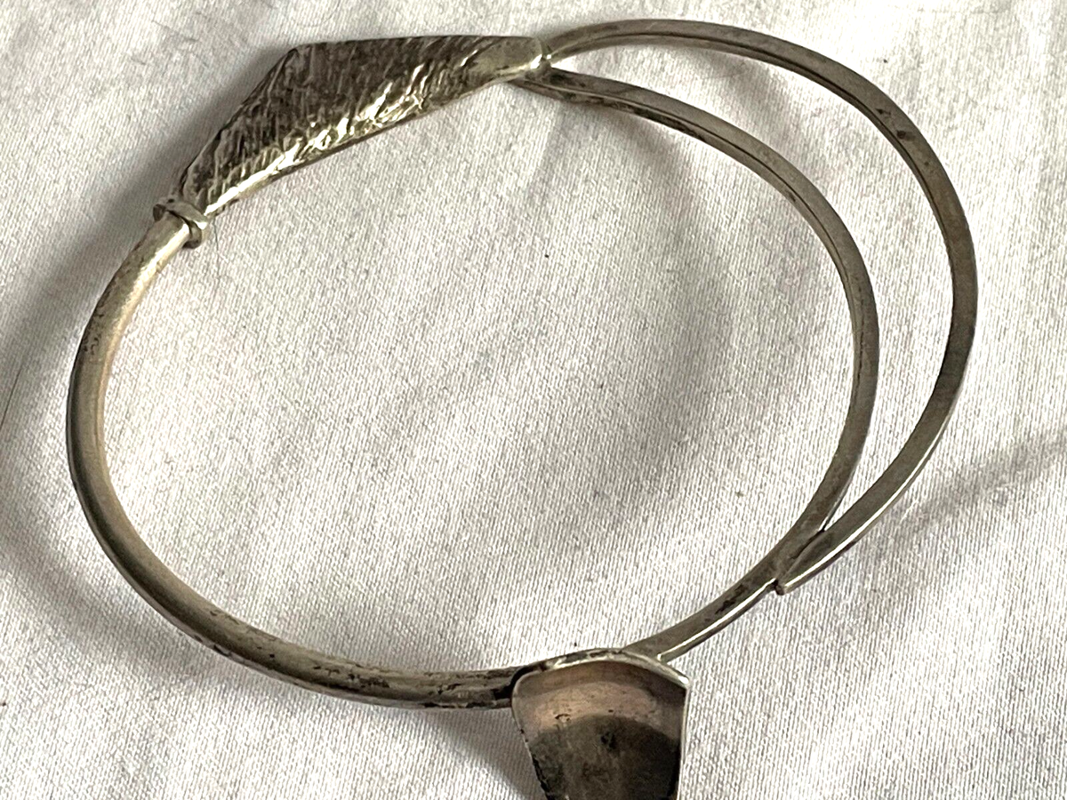 VINTAGE 1970'S STERLING SILVER HANDMADE BRUTALIST BANGLE BRACELET