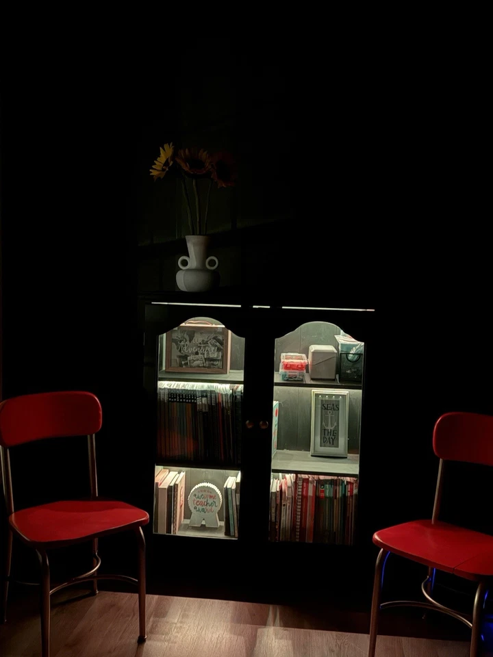 Sillas escolares Heywood Wakefield raras rojas con metal dorado y madera Foto 3 de 4