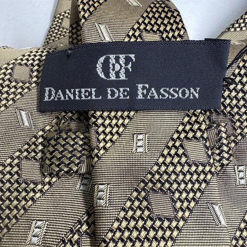 DANIEL DE FASSON STUDIO Men's Silk Necktie Designer Geometric Gold EUC 4” x 60” - Picture 3 of 4