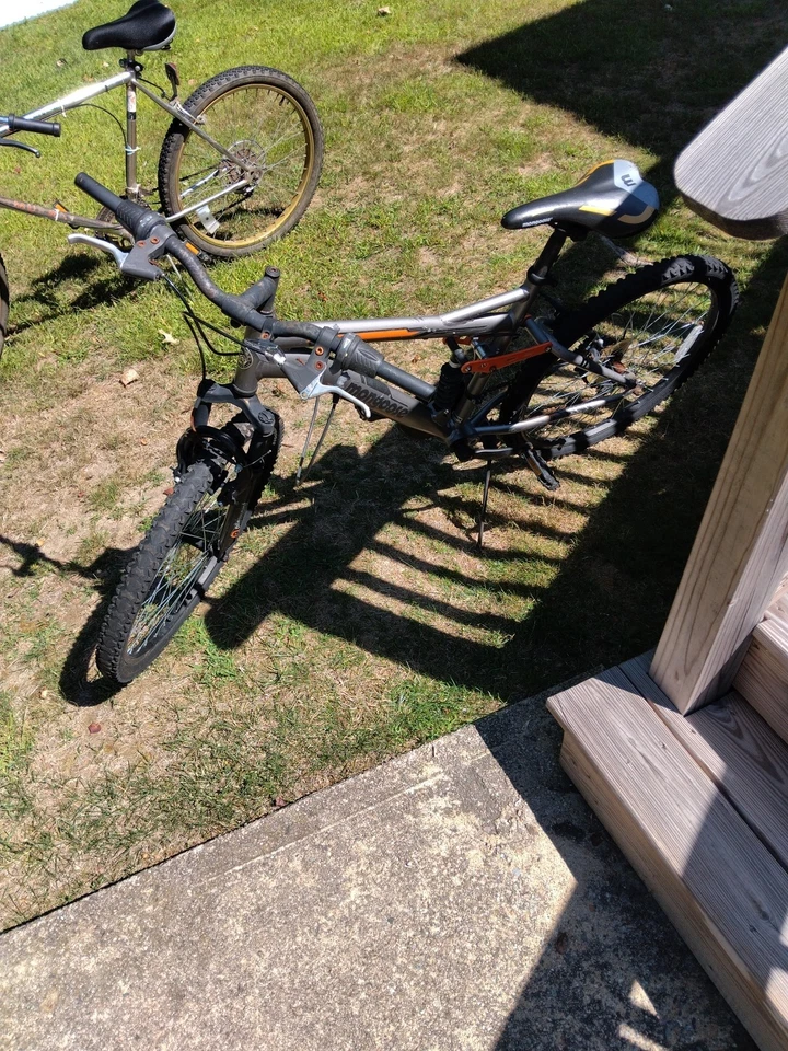 Bicicleta de montaña This Is A Mongoose Ledge 2.1.Necesita freno nuevo. sistema. Foto 2 de 4