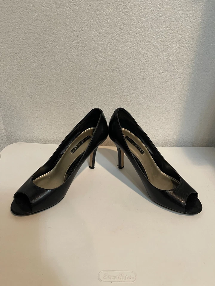 Bomba Nine West para mujer talla 7,5 M negra punta abierta con tacón medio/alto de 3 pulgadas Foto 3 de 4