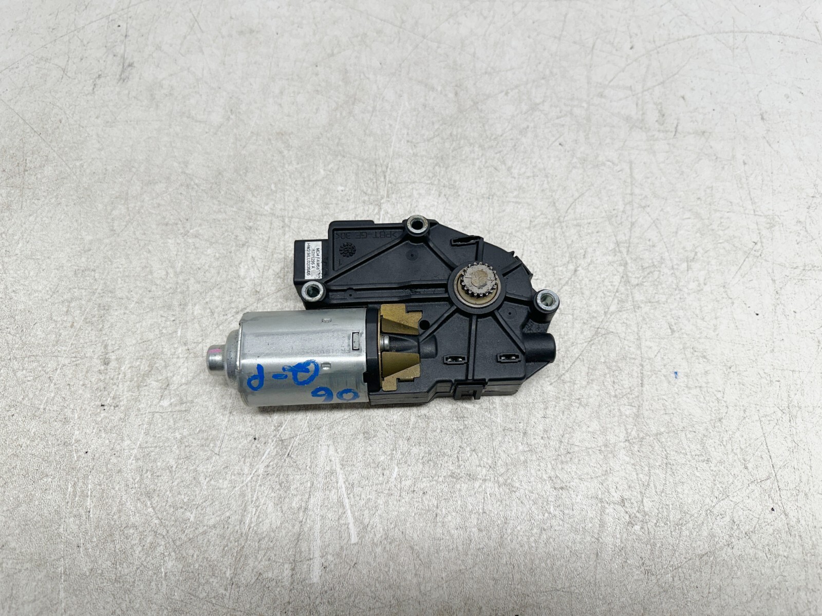 H41094 2003-2012 Maserati Quattroporte SUNROOF MOTOR 6117026C OEM