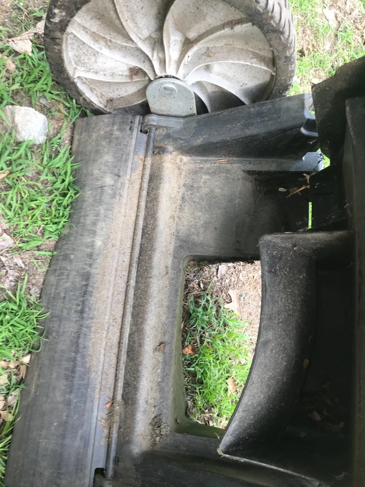 Máquinas de patio cortacésped 11b-b1be729 MONTAJE DE PUERTA DE RUEDA DE EJE TRASERO [SS1] Foto 3 de 4