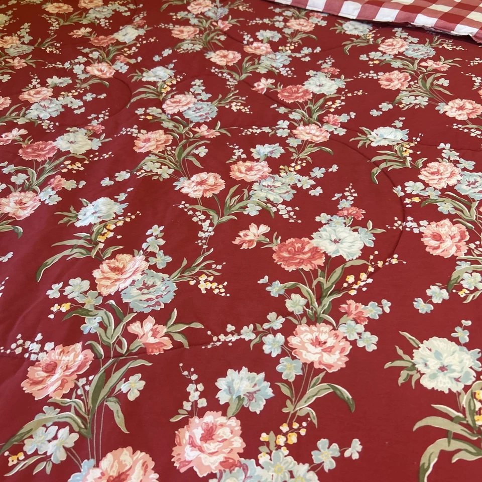 Edredón vintage reversible rojo floral y guinga - 92” x 104” - casa de campo Foto 2 de 4