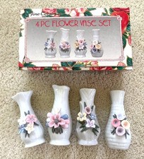 LOT DE 4 VASES À FLEURS EN CÉRAMIQUE FINE EN BOITE