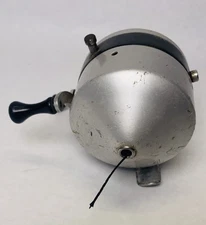 Zebco Zero Hour Bomb  Co. Reel Good Working Condition