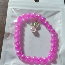 Rosa Perlen Kunststoff Armband mit Schmetterling Baumeln Charm für Mädchen Stretch