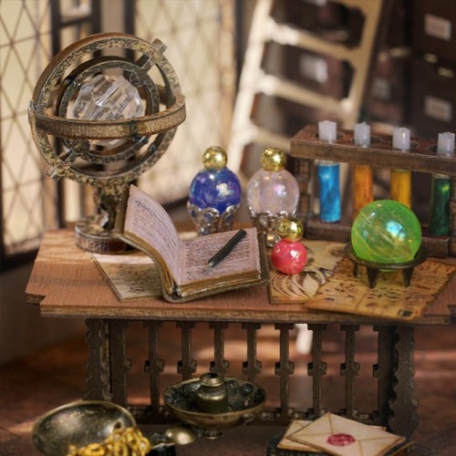 Miniature Wizardi Roombox Kit - Dollhouse Kit Clock - Picture 6 of 7