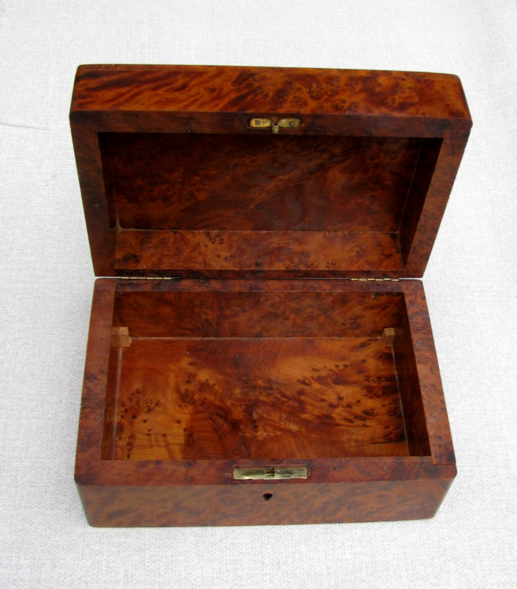 FINE VINTAGE SELECT BURL TWO LAYER JEWELRY/KEEPSAKE BOX DECORATIVE OBJECT D’ ART