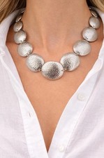 Damen Statement Halskette silberfarbig große gehämmerte Ornamente Kette modern