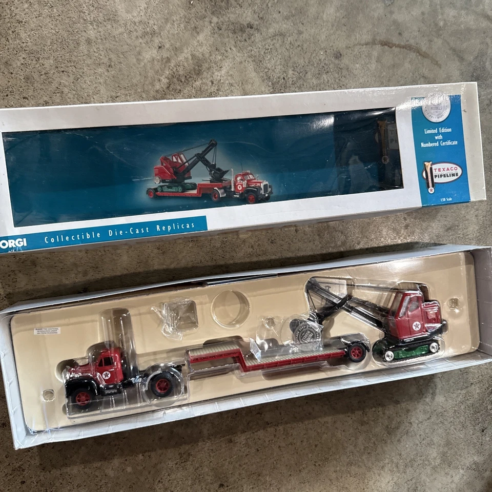 Corgi Great Britain Texaco Mack B Series Lowboy Truck & Luffing Shovel - Image 2 of 4