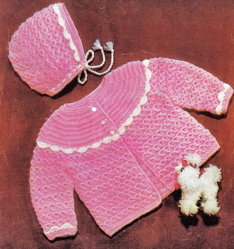 VINTAGE ~ BABY ~ MÄDCHEN ~ JACKE ~ HAUBE ~ DOPPELT GESTRICKTES STRICKMUSTER GRÖSSE 18-20" (KPF2)