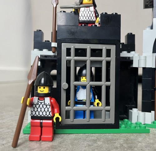 LEGO Castle: Knight's Stronghold (6059) Complete w/ Box & Instructions Nice! - Picture 8 of 17