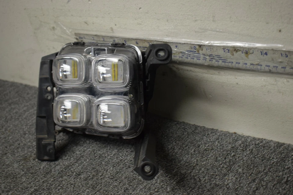 2016-2017 KIA SPORTAGE RIGHT SIDE FOG LIGHT FACTORY OEM - Image 3 of 4