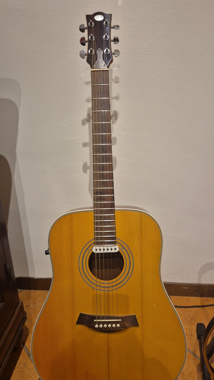 splendida chitarra acustica interamente costruita a mano da un liutaio nel 2023.