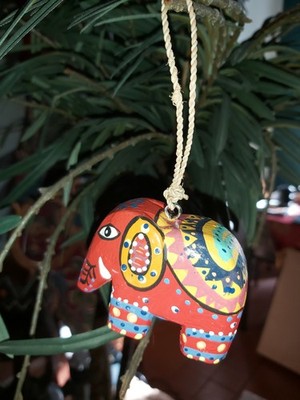 HANDGESCHNITZTER & BEMALTER ELEFANT AUS HOLZ - ROT