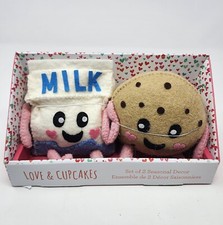 Love  Cupcakes Set Of 2 Seasonal Decor Valentines Milk  Cookie Set NEW