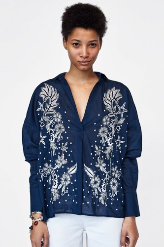 Blusa azul marino volante - ZARA