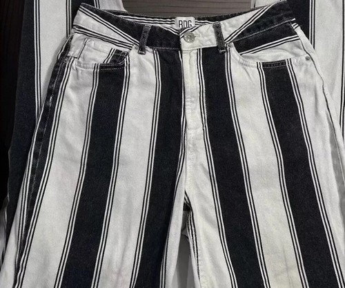 BDG High Waisted Mom Straight Jeans Beetlejuice Stripe Size 28 Urban Outfitters - Picture 2 of 6