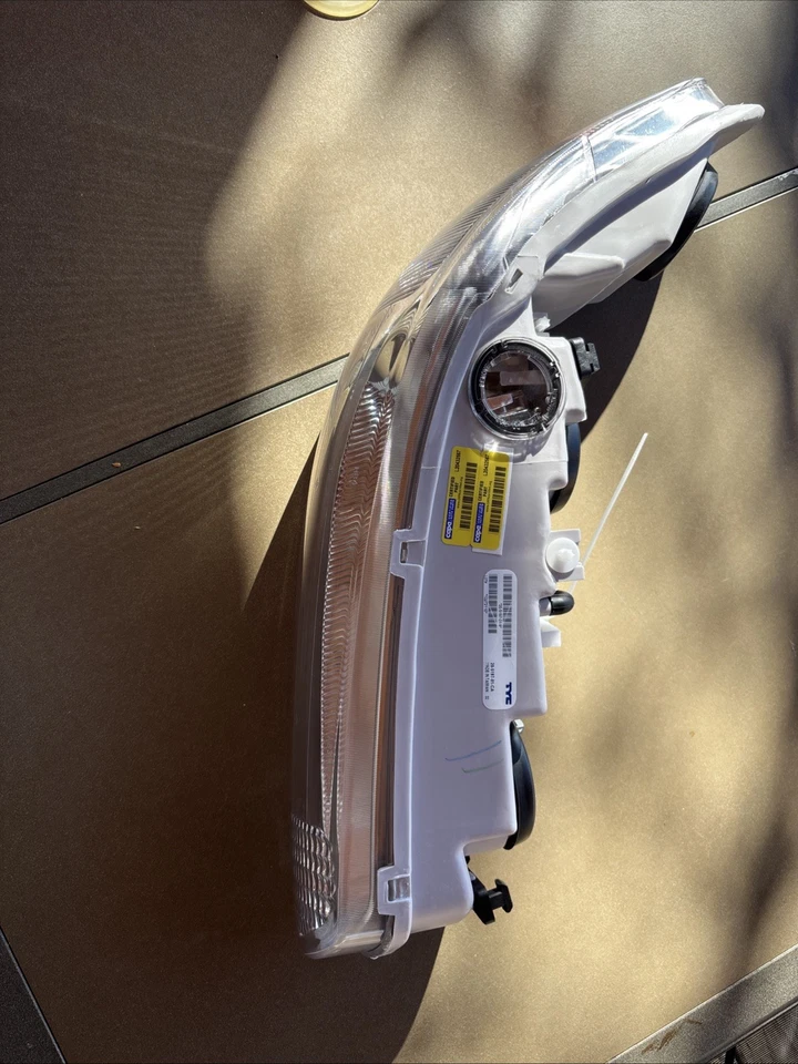 Conjunto de faros delanteros derecho lado pasajero Buick Regal or Century 20-5197-01-9 TYC Foto 2 de 4