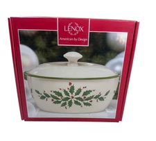 Lenox Holiday Bakeware 32 oz Covered Casserole Dish Christmas Holly Pattern