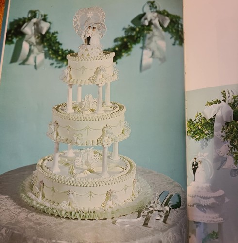 Vtg 1970's Wilton Book of Wedding Cakes 1972, 112 pgs recipes & cake decorating - Picture 9 of 11