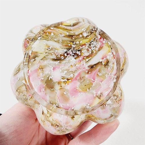 Jarrón de arte de vidrio con estuche de piel de cebolla lobulada de mica vintage rosa verde remolino - 6 1/2" - Imagen 6 de 7