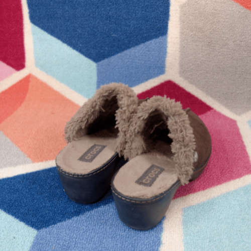 Zuecos Crocs para mujer zapatero mula marrón gamuza forro de piel sintética sin cordones talla 6 EE. UU. - Imagen 4 de 7
