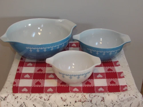 VINTAGE PYREX SNOWFLAKE  GARLAND NESTING BOWL SET OF 3