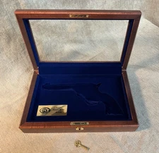1873 Colt Single Action Army 5.5” Barrel Display Case. New - USA Made For Colt.