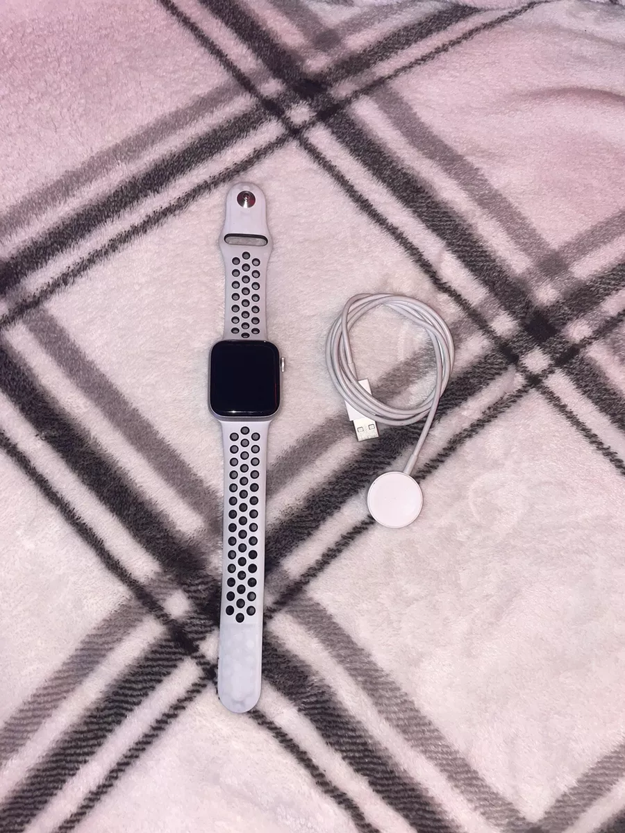 Apple Watch Series 6 Nike 44mm Aluminum Case with Pure Platinum