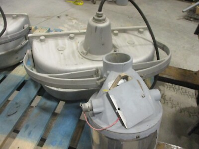 (USED) Wide-Lite Floodlight Lamp Fixture Type H33/M59, 400Watts, Window 8'' x 21''