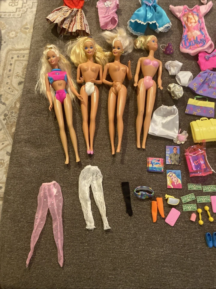 Gran Lote de Ropa, Zapatos, Sombreros, Accesorios para Muñeca Barbie++++++ Foto 2 de 4
