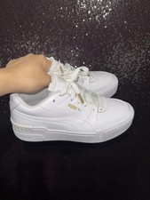 Zapatilla deportiva para mujer PUMA Cali Wedge talla 9 blanca con logotipo dorado de Puma